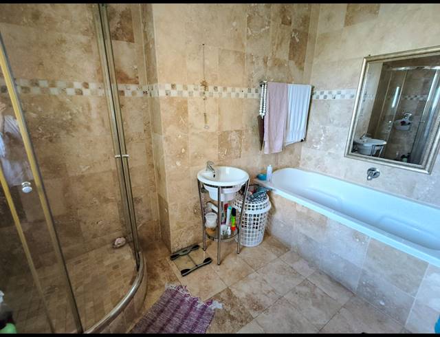 6 BEDROOM HOUSE FOR SALE IN PARADISE BEACH